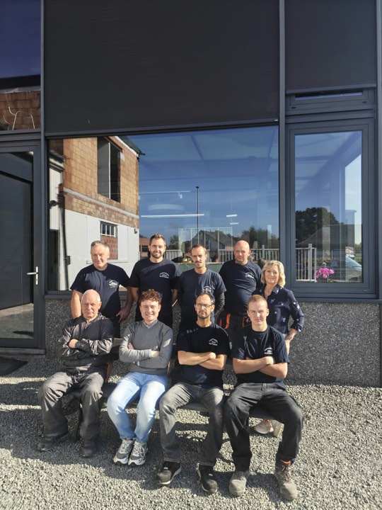 Het volledige team voor het gebouw van Carrosserie Van Wittenbergh