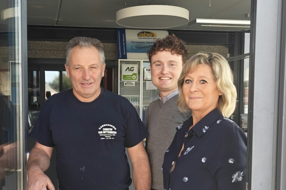Christof, Anja en Arno aan de ingang van Carrosserie Van Wittenbergh